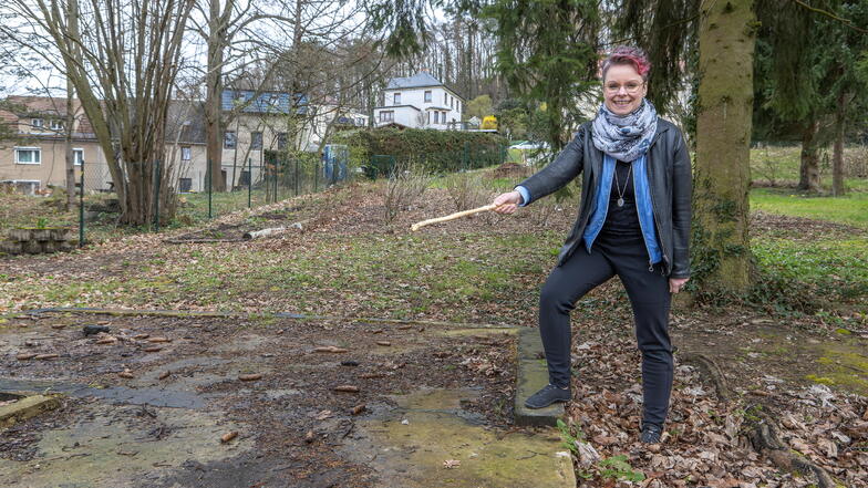 Die Leiterin der „Schulbergstrolche“ in Waldheim Isabel Korjakin zeigt, wo das Gartenhaus entstehen soll.