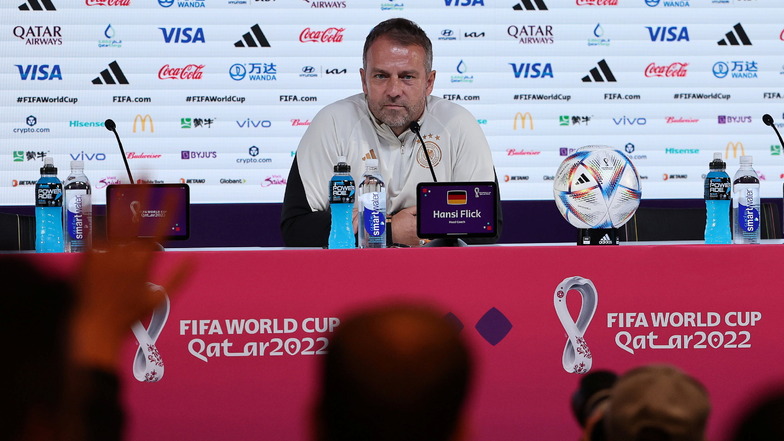 An der einen Tag vor WM-Spielen abzuhaltenden Medienrunde hatte am Samstag nur Bundestrainer Hansi Flick teilgenommen. Die FIFA schreibt jedoch vor, dass auch ein Spieler bei der Pressekonferenz auftritt.
