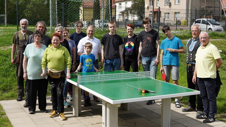Röhrsdorfer freuen sich über ihre neue Tischtennisplatte.