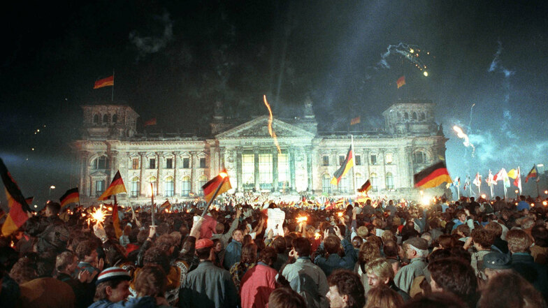 Jubelnde Menschenmassen feiern am 3. Oktober 1990 vor dem Berliner Reichstag die wiedergewonnene Einheit Deutschlands.