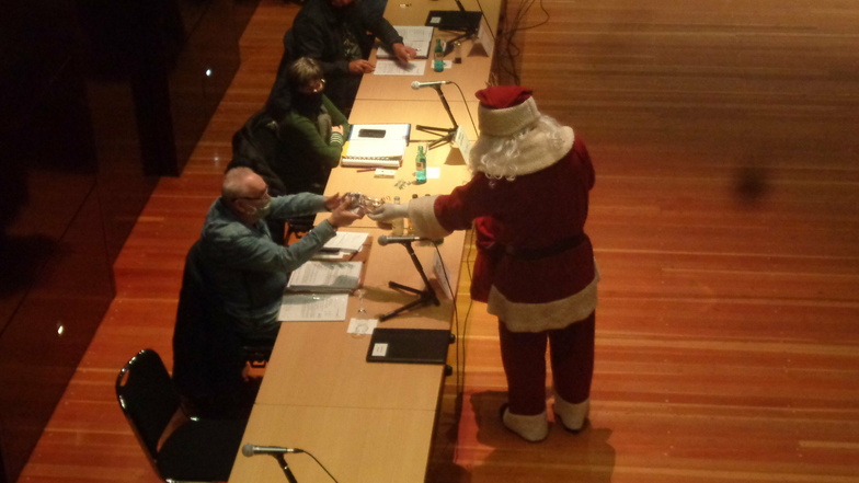 Der Weihnachtsmann machte den Großenhainer Stadträten am Dienstag eine kurze Aufwartung.
