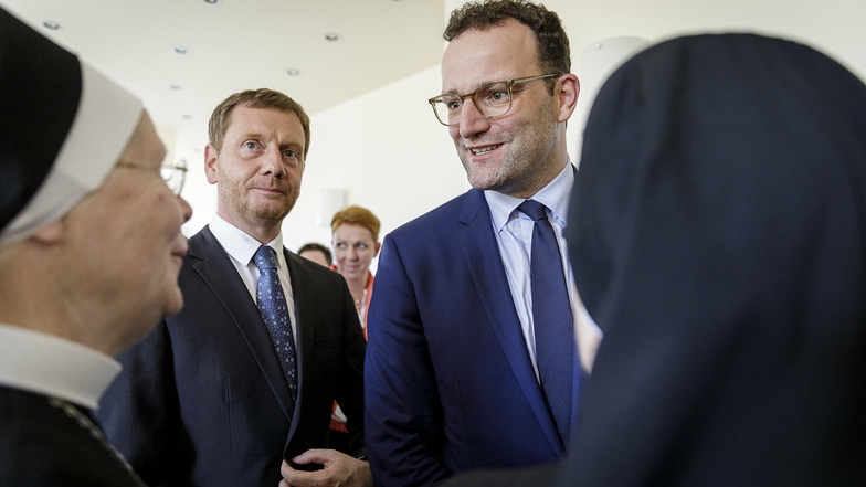 Bundes-Gesundheitsminister Jens Spahn und Sachsens Ministerpräsident Michael Kretschmer beim Besuch des St.-Carolus-Krankenhauses im August 2019. Sie überbrachten damals den Fördermittelbescheid über 600.000 Euro für das demenzsensible Krankenhaus.