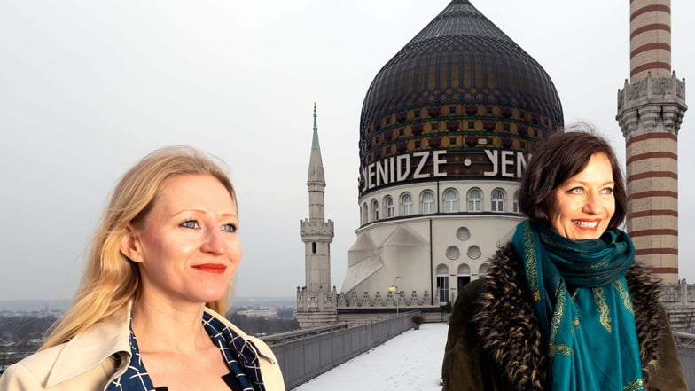 Tänzerin Anne Dietrich (links) und Sängerin Doreen Seidowski-Faust vor der Kuppel der Yenidze in Dresden.