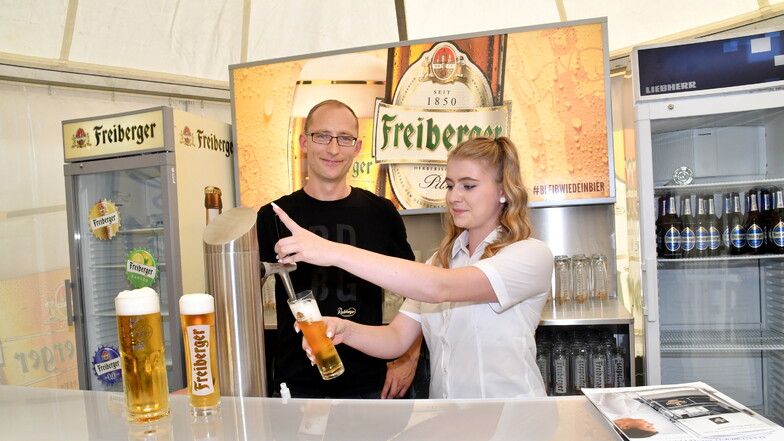 Markenübergreifende Marktvorbereitung: Nadine Mütze aus der Freiberger Brauerei lernt bei Hartmut Thiele aus der Radeberger Brauerei, wie ein Bier ordentlich durchgezapft wird.