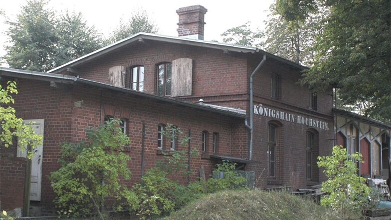 Königshain: Auch das in Ziegelsteinbauweise errichtete Bahnhaus an der ehemaligen Kreisbahn steht nicht leer.