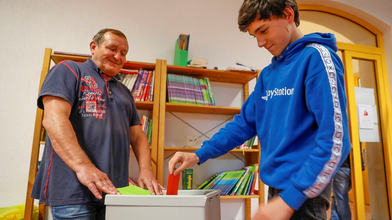 Jürgen Heider vom IB betreute die Wahl der Jugendlichen an der Schkola im Oberland. Hier gibt Daniel aus der 8. Klasse seinen Stimmzettel ab.