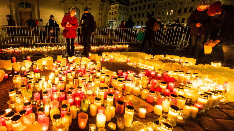 In einigen Städten, hier in Dresden, wurde schon der Corona-Toten gedacht. Am Freitag sollen auf dem Lutherplatz in Döbeln Kerzen für die Opfer der Pandemie entzündet werden.