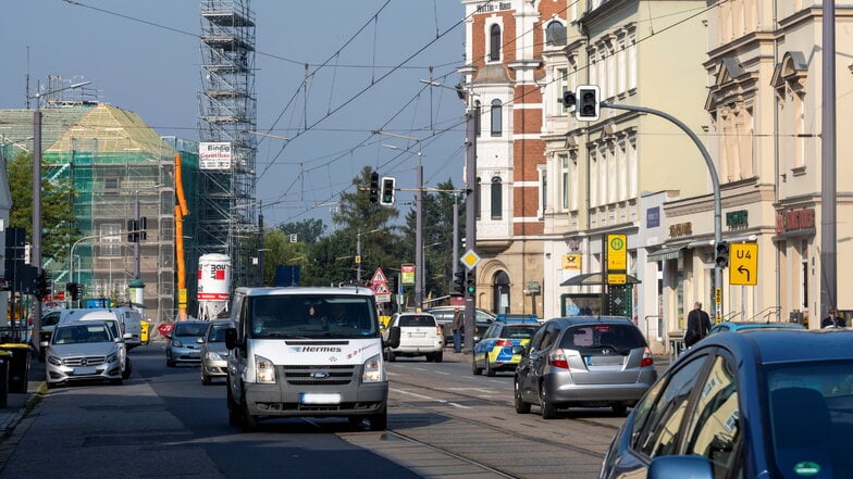 Die Kreuzung der Meißner Straße mit Bahnhofstraße und Moritzburger Straße im Zentrum von Radebeul-West liegt im Sanierungsabschnitt, der laut Zeitplan als Nächstes dran ist. Doch ein Baustart verschiebt sich deutlich.