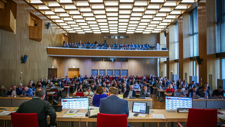 Der Dresdner Stadtrat vertagte am Donnerstag eine Entscheidung über einer Verkleinerung der eigenen Ausschüsse.