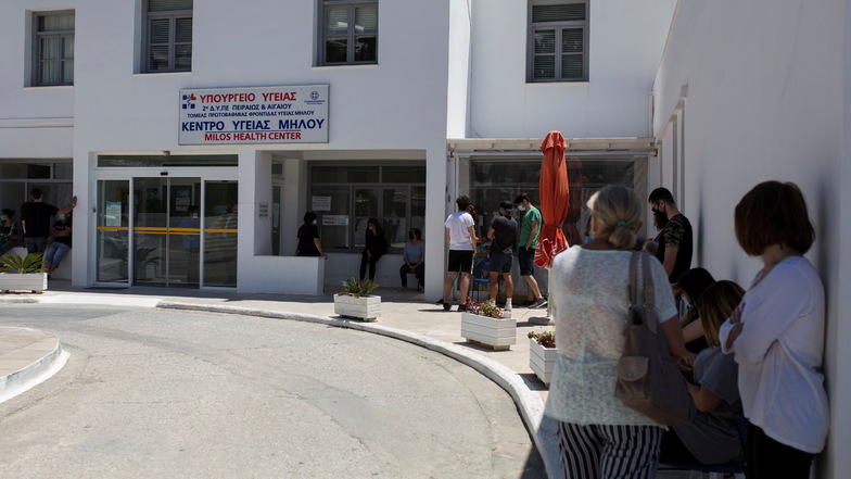 Menschen warten vor dem Impfzentrum der Insel Milos auf ihre Spritze gegen das Coronavirus.