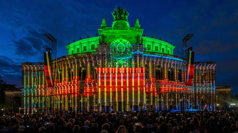 Die deutsche Elektro-Band Kraftwerk traten am Samstagabend in Dresden vor der Semperoper auf. Es ist das einzige Konzert der Band in diesem Jahr in Deutschland.