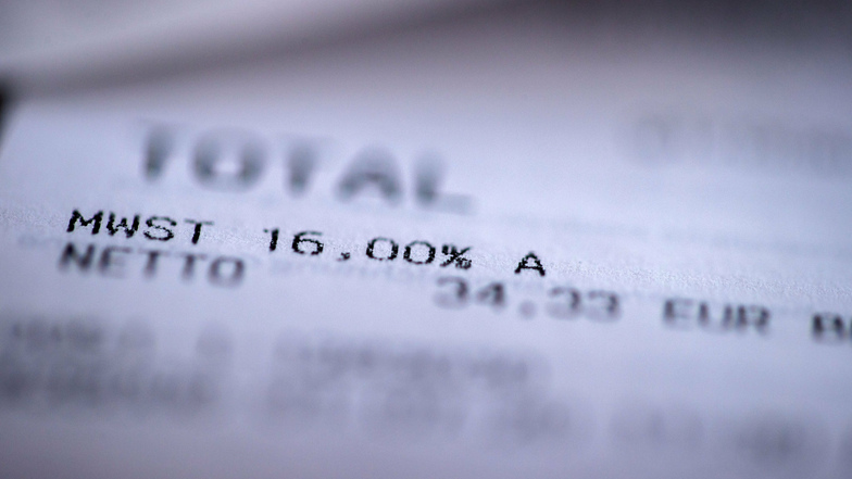 Symbolbild: Ein Einkaufsbeleg mit den Angaben der neuen Mehrwertsteuer in Höhe von 16 Prozent liegt auf einem Küchentisch.
