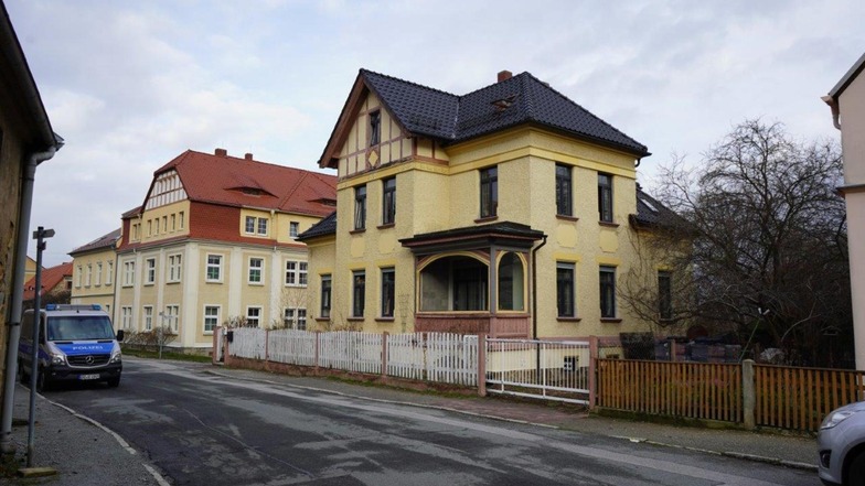 Bei der Durchsuchung dieses Hauses in Kleinwelka erhärtete sich am Montag gegen fünf Tatverdächtige der Verdacht des Diebstahls.