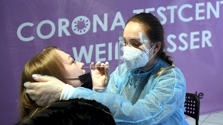 Im Testcenter Lausitz auf der Bautzener Straße testet Aleksandra Gaczynska auf das Corona-Virus.