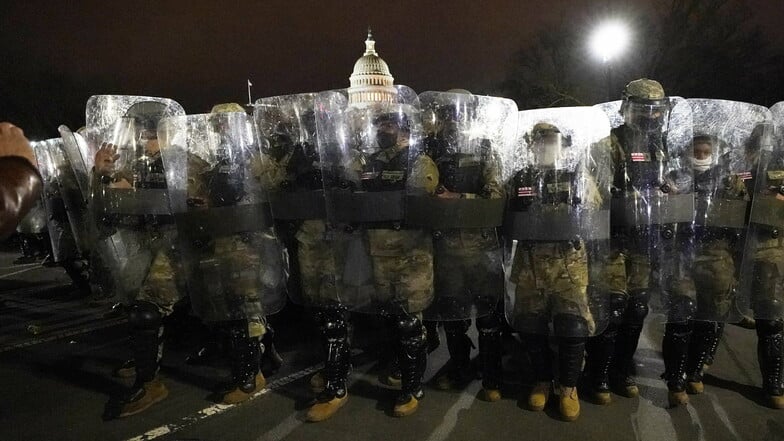 Mitglieder der Nationalgarde sichern das Gelände vor dem Kapitol gegen wütende Unterstützer des abgewählten Präsidenten Donald Trump.