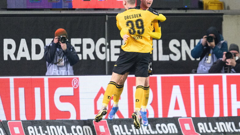Dynamos Christoph Daferner (r) jubelt nach seinem Tor zum 1:1 mit Kevin Ehlers.