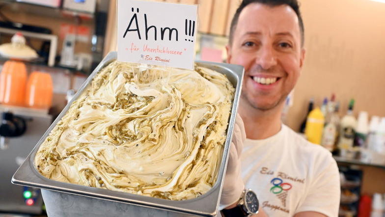 Alessandro Cimino hat das "Ähm"-Eis entwickelt: eine Milcheisschöpfung aus weißer Schokolade, vermischt mit Pistaziencrunch.