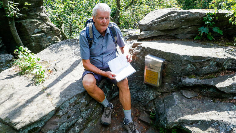 Karl-Heinz Naussed dokumentiert seine Aufstiege im Gipfelbuch des Hochsteins bei Kleindehsa.