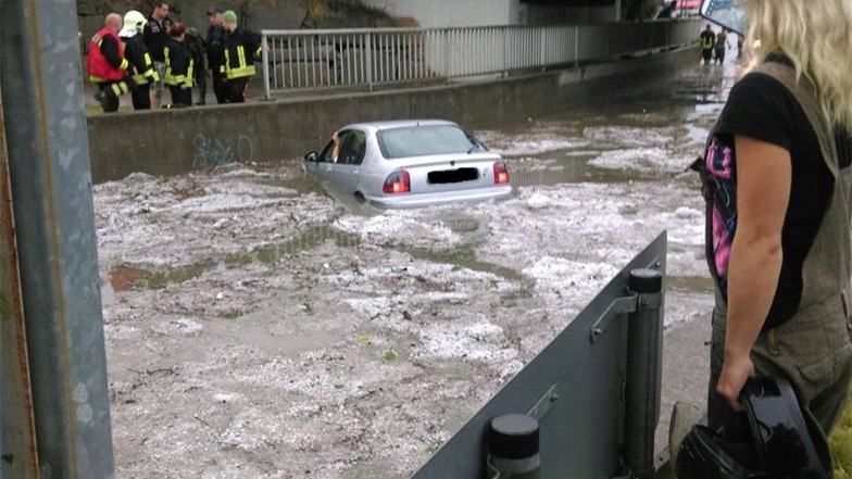 Ein Fahrer hat den Wasserstand in der Unterführung am Hülsbusch in Weinböhla unterschätzt.