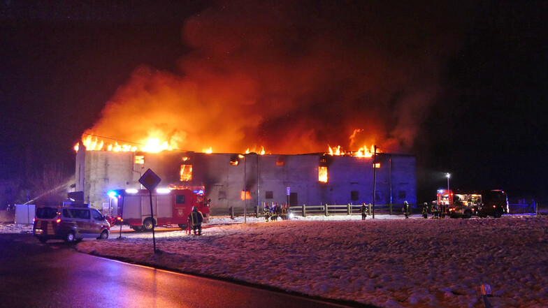 Ein Stall in Sermuth bei Colditz ist in der Nacht zu Montag voll ausgebrannt.