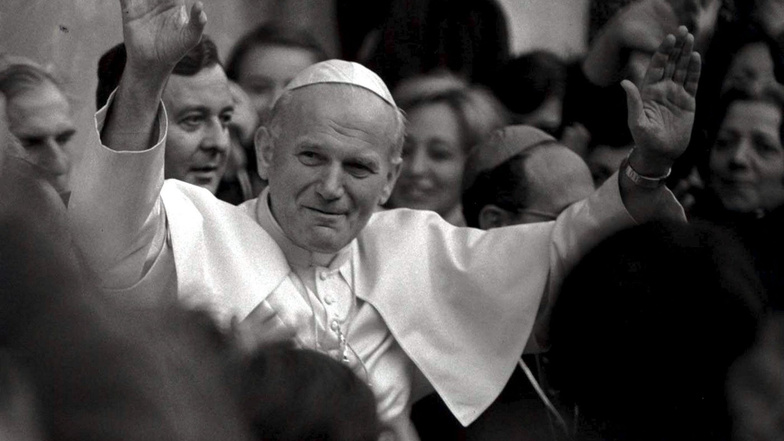 Karol Wojtyla im Jahr 1978 während seines ersten offiziellen öffentlichen Auftritts als Papst Johannes Paul II. in Castel Gandolfo, kurz nach seiner Wahl.
