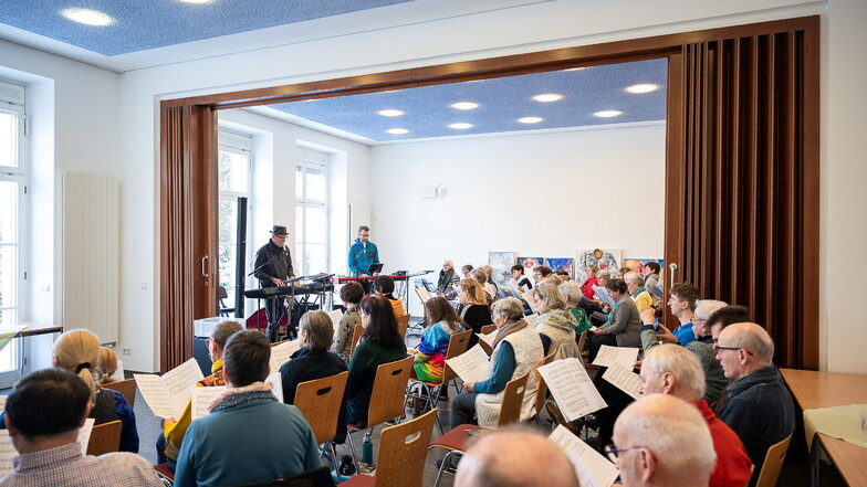 Rund 50 Menschen aus verschiedenen Regionen Deutschlands nehmen im St.-Wenzeslaus-Stift in Jauernick-Buschbach an der Singefreizeit mit Siegfried und Oliver Fietz teil.