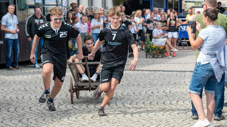 Auch die Handballmannschaft hat vor zwei Jahren beim Leiterwagen-Rennen teilgenommen beim Winterstraßenfest in Weinböhla.