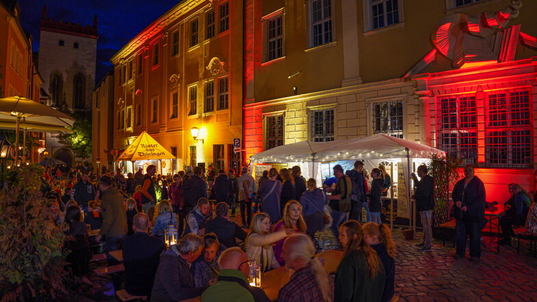 Stimmungsvoll beleuchtet die Schlossstraße: In Scharen zog es die Besucher zum 4. Altstadtfest in Bautzen.