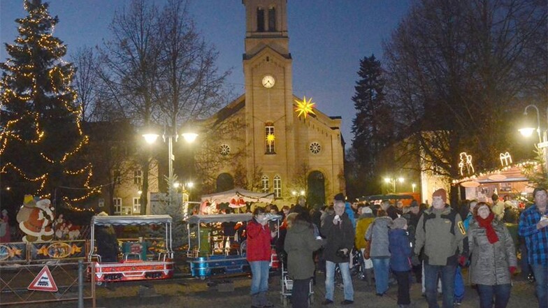 Bummeln, schauen und sich den kulinarischen Genüssen widmen, das lockte Hunderte Besucher am Sonnabend auf den Nieskyer Weihnachtsmarkt auf dem Zinzendorfplatz.