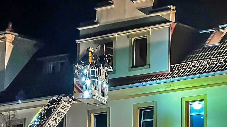 Zwei von acht Brandstellen befanden sich unterm Dach, sodass die Feuerwehrleute auch von der Drehleiter aus agierten.