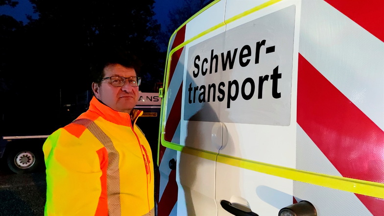 Thomas Gollmer, Logistikunternehmer aus Bautzen, fährt eins der speziellen Fahrzeuge, die den Schwertransport über Landstraßen im Landkreis Görlitz begleiten. Vorn und hinten bringt er eine Tafel mit der Aufschrift "Schwertransport" an.