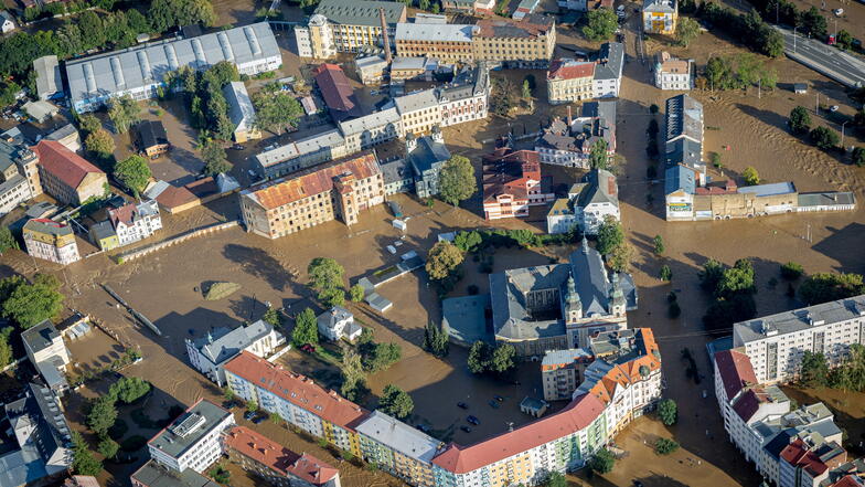 Die Luftaufnahme des überfluteten Stadtzentrums von Krnov in Tschechien.