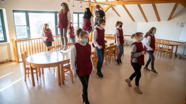 Für die "Jerusalema Dance Challenge" darf in der Oberschule Mücka auch auf den Tischen getanzt werden.