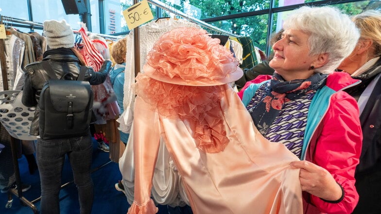 Sibylle Rüdiger aus Meißen ist nach Radebeul gekommen, um im Theaterfundus nach Kleidern zu schauen - allesamt Unikate. Begeistert ist sie von einem apricotfarbenen Ensemble, das bei dem Stück „Charlys Tante“ auf der Bühne getragen wurde.