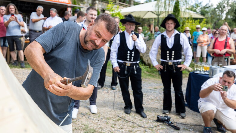 Wenn der Schlossherr den Hammer schwingt: Sven-Erik Hitzer schlägt einen der letzten Nägel in den neuen Turm ein - unter den Augen von zahlreichen Gästen und Handwerkerfirmen, die bei der Dachsanierung im Einsatz sind.