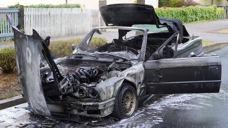Ein Cabrio der Marke BMW ist am Montagabend in Bautzen vollständig ausgebrannt.