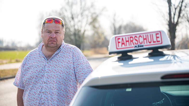 Fahrlehrer Enrico Lentföhr aus Görlitz musste die Preise für seine Fahrschüler erhöhen, um mit den hohen Spritkosten einigermaßen klarzukommen.