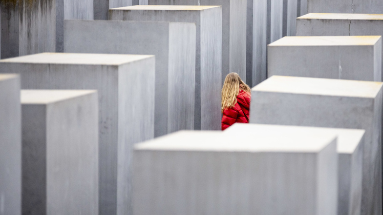 Eine junge Frau läuft in Berlin durch das Denkmal für die ermordeten Juden Europas. Am 27. Januar jährt sich die Befreiung des Konzentrationslagers Auschwitz-Birkenau zum 75. Mal.