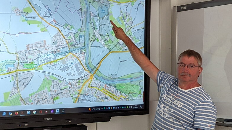 Seit 2019 ist Ronald Voigt Leiter des Katastrophenschutzamts im Kreis Meißen. Über digitales Kartenmaterial lässt sich simulieren, wie die Elbe übers Ufer tritt und welche Einrichtungen im schlimmsten Fall evakuiert werden müssen.