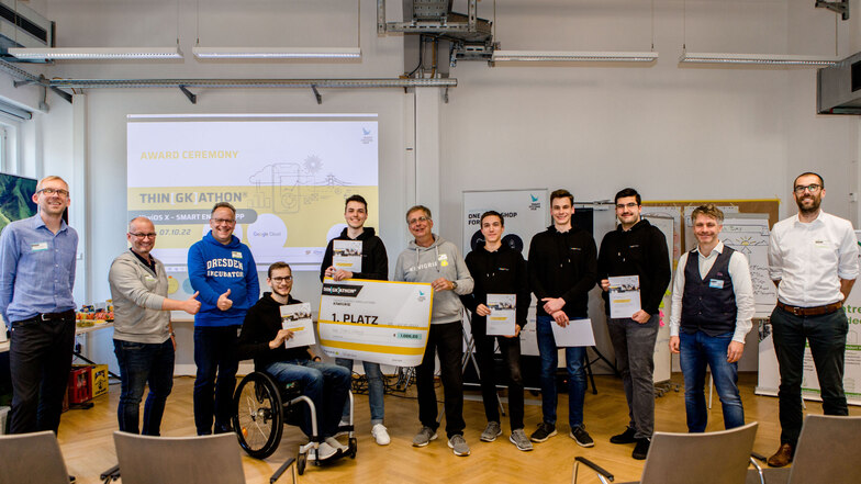 Die Jury mit dem Siegerteam, Team 1, zum Abschluss des Hackathon.