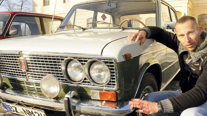 Nico Marx zeigt seinen 40 Jahre alten Lada vor dem Palais.