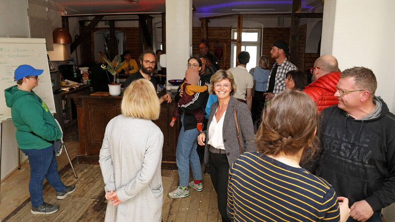 Zur Eröffnung waren neben etlichen Jugendlichen auch Bürgermeisterin Kerstin Köhler (graue Jacke, Mitte) ...
