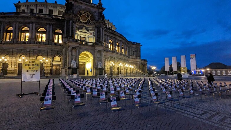 Rund zweihundert leere Stühle und Fotos entführter Israelis sollen in Dresden an die Opfer des Nahostkrieges erinnern.