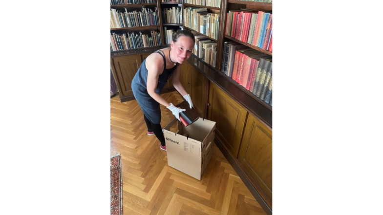 Juliane Hanzig, wissenschaftliche Assistentin der Geschäftsführung, packt Bücher in der Bibliothek von Karl May in Kartons für die Digitalisierung ein.