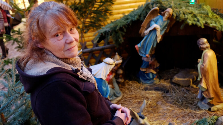 Kerstin Grafe vor der Krippe auf dem Weihnachtsmarkt in Meißen, aus der das Jesuskind gestohlen wurde. Die Händlerin hat den Diebstahl am Sonntagmorgen entdeckt.