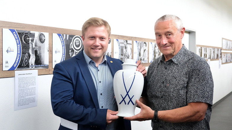 BVDG-Präsident Florian Sperl (l.) und Michael Hennig, Mitorganisator des Pokals der "Blauen Schwerter". Traditionell wird der Pokal für den Gesamtsieger in der Manufaktur gefertigt.