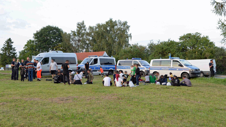 49 Migranten hat die Bundespolizei in Oberseifersdorf bei Zittau festgestellt. Darunter mehrere Kleinkinder.