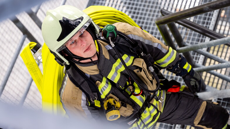 Stefan Bergner absolviert bei der Bautzener Feuerwehr die Ausbildung zum Brandmeister. Sie beinhaltet auch eine Ausbildung zum Rettungssanitäter.