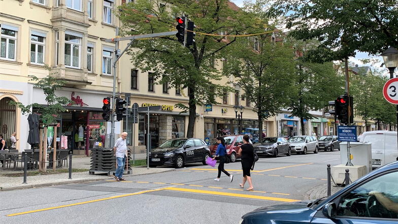Interims-Fußgängerampel an der Breiten Straße: Das Provisorium ist schon abgebaut, es wird bis zum Ferienende durch eine stationäre Anlage ersetzt.