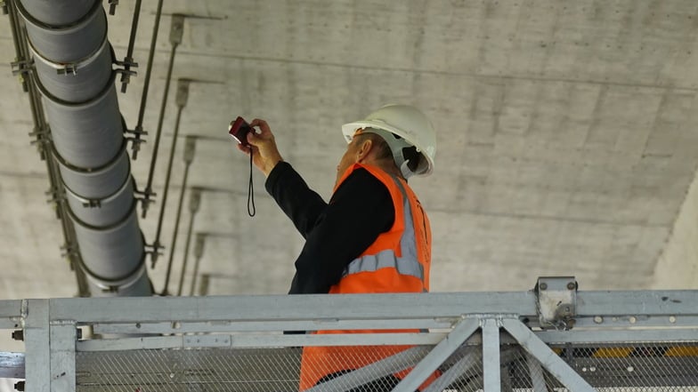 Bei der Hauptprüfung nehmen die Ingenieure jedes Brückenteil unter die Lupe. Der gesamte Beton wird auf eventuelle Schäden abgeklopft.